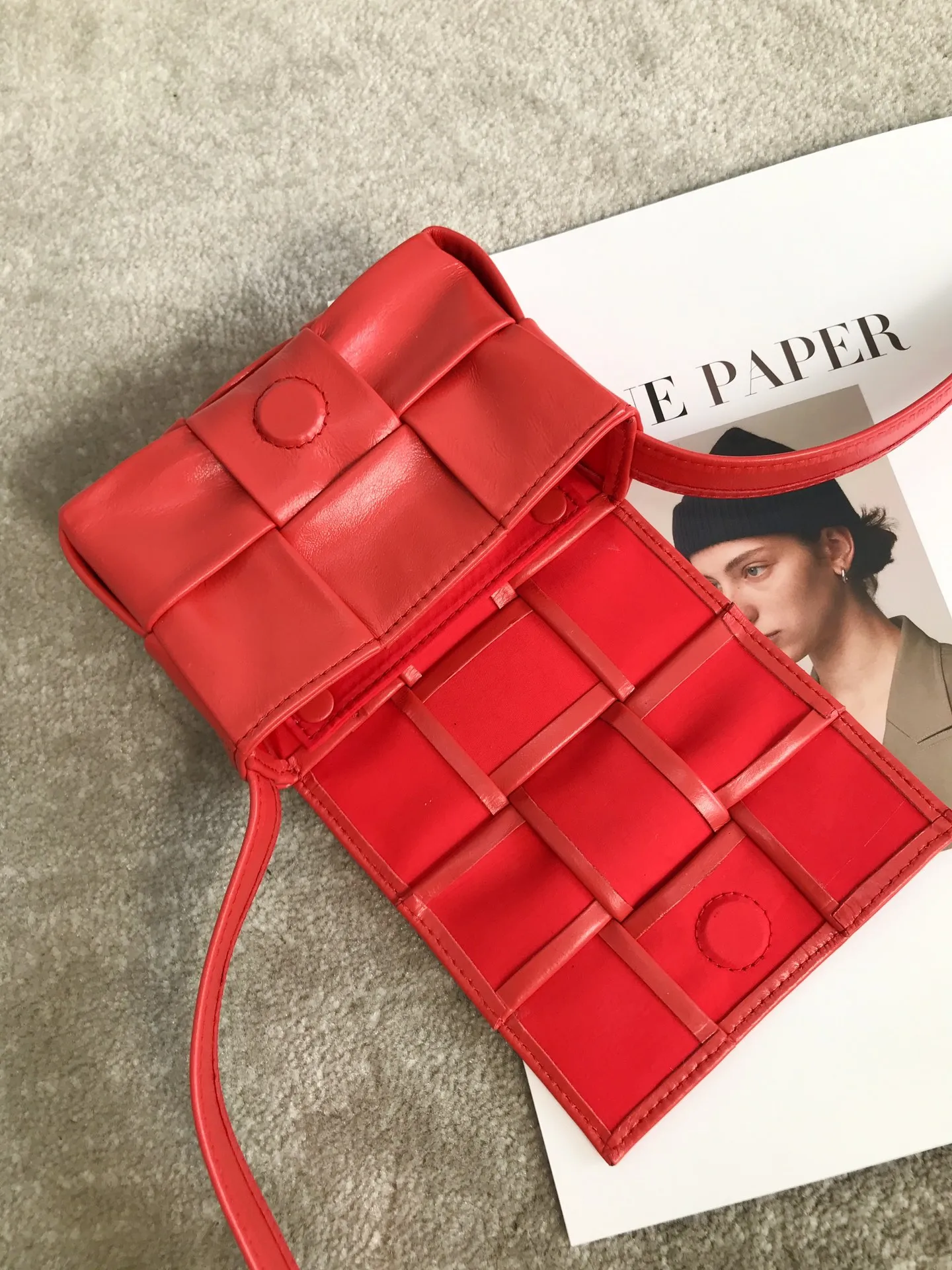 𝗕𝗼𝘁𝘁𝗲𝗴𝗮 𝗩𝗲𝗻𝗲𝘁𝗮———— New product𝗺𝗶𝗻𝗶 𝗰𝗮𝘀𝘀𝗲𝘁𝘁𝗲‼ ️ A super cute one 𝒎𝒊𝒏𝒊 𝒄𝒂𝒔𝒔𝒆𝒕𝒕𝒆, a must-have for delicate girls. It’s the same height as lipstick. Although it can’t fit a mobile phone, it can fit all my cuteness and lipstick ❗️ We only make the highest end in the market, welcome to compare Size: 12*8*4cm.         Model: 6813